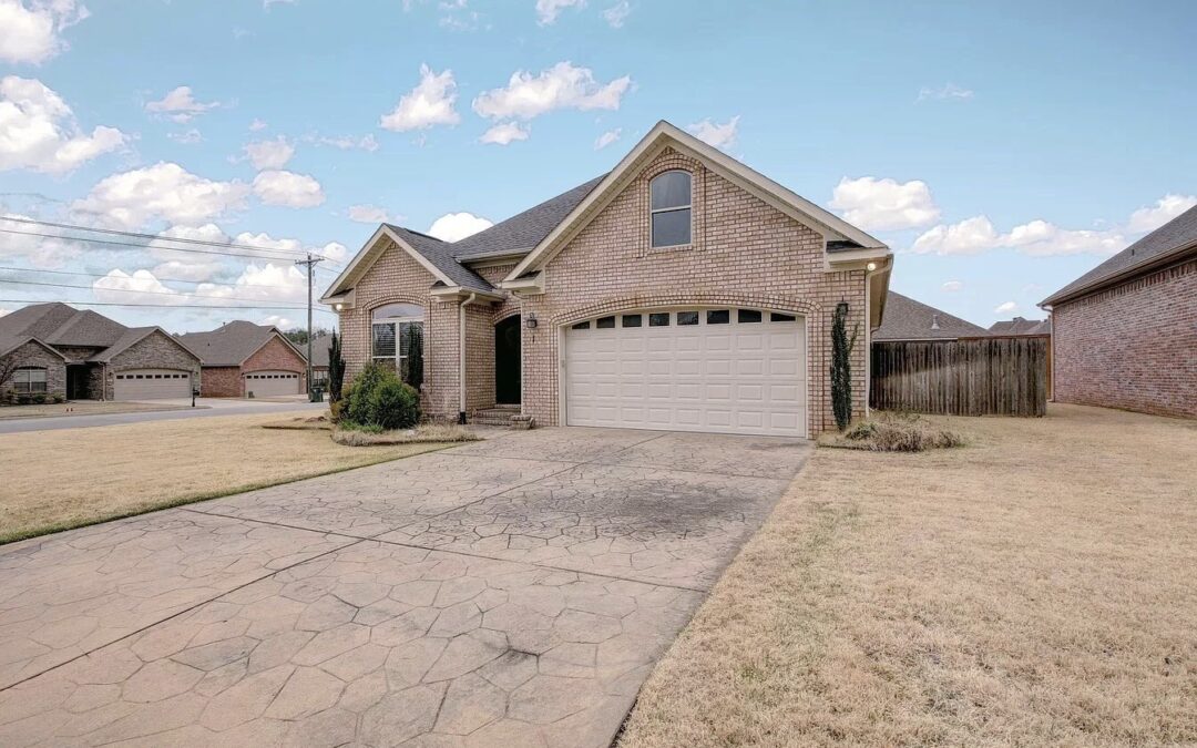 Newer home off Kanis in West Little Rock